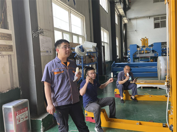 深藍(lán)自動(dòng)纏繞包裝機(jī)廠家為一線員工“送清涼”