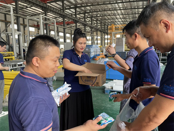 深藍(lán)自動(dòng)纏繞包裝機(jī)廠家為一線員工“送清涼”